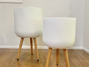 Asher white tripod pot