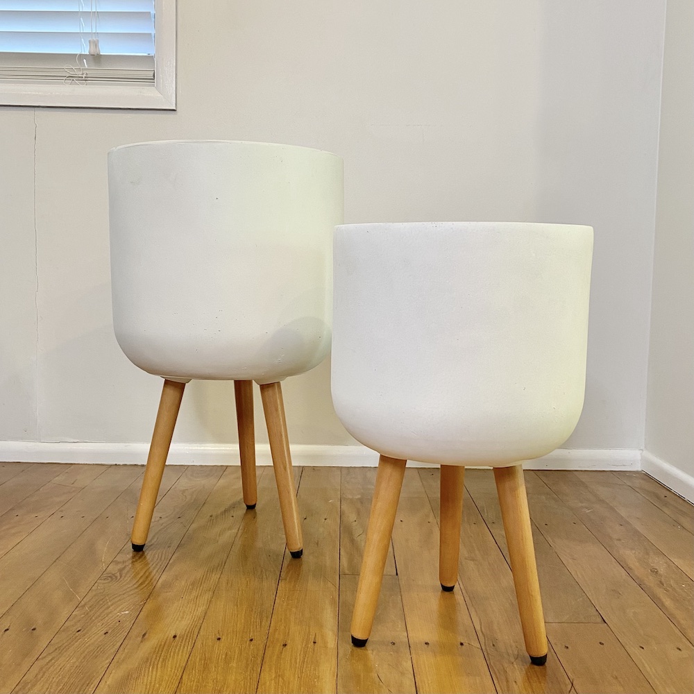 Asher white tripod pot